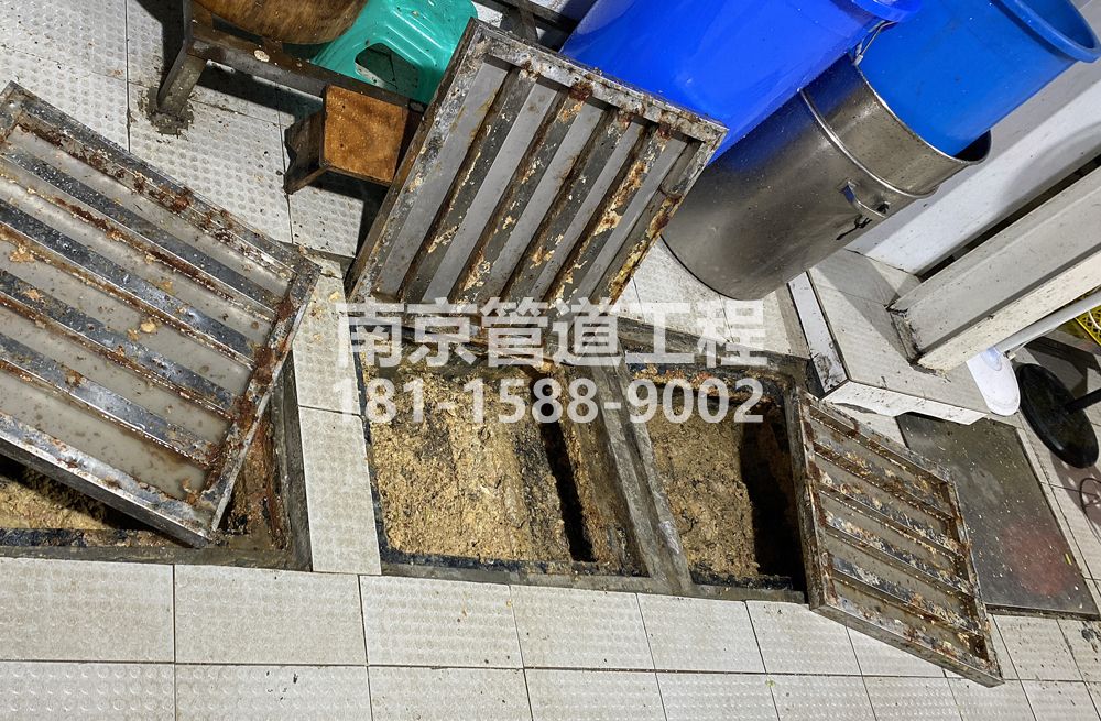 建邺区城管中队食堂隔油池清理